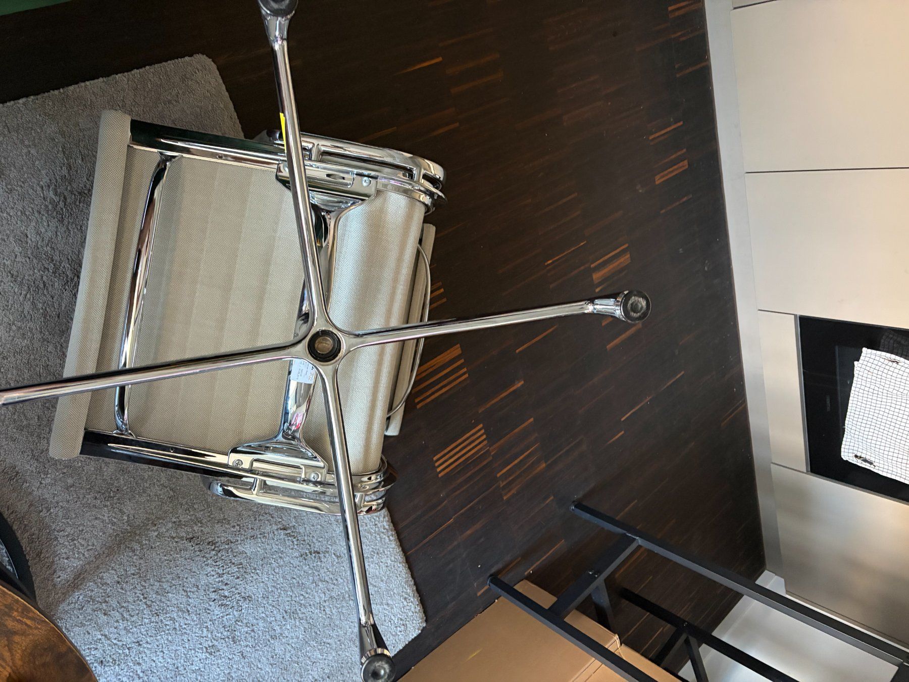 Vitra Stühle: Vitra Eames Aluminium Chair EA 108 – Gebraucht aus Basel von donohtom 4