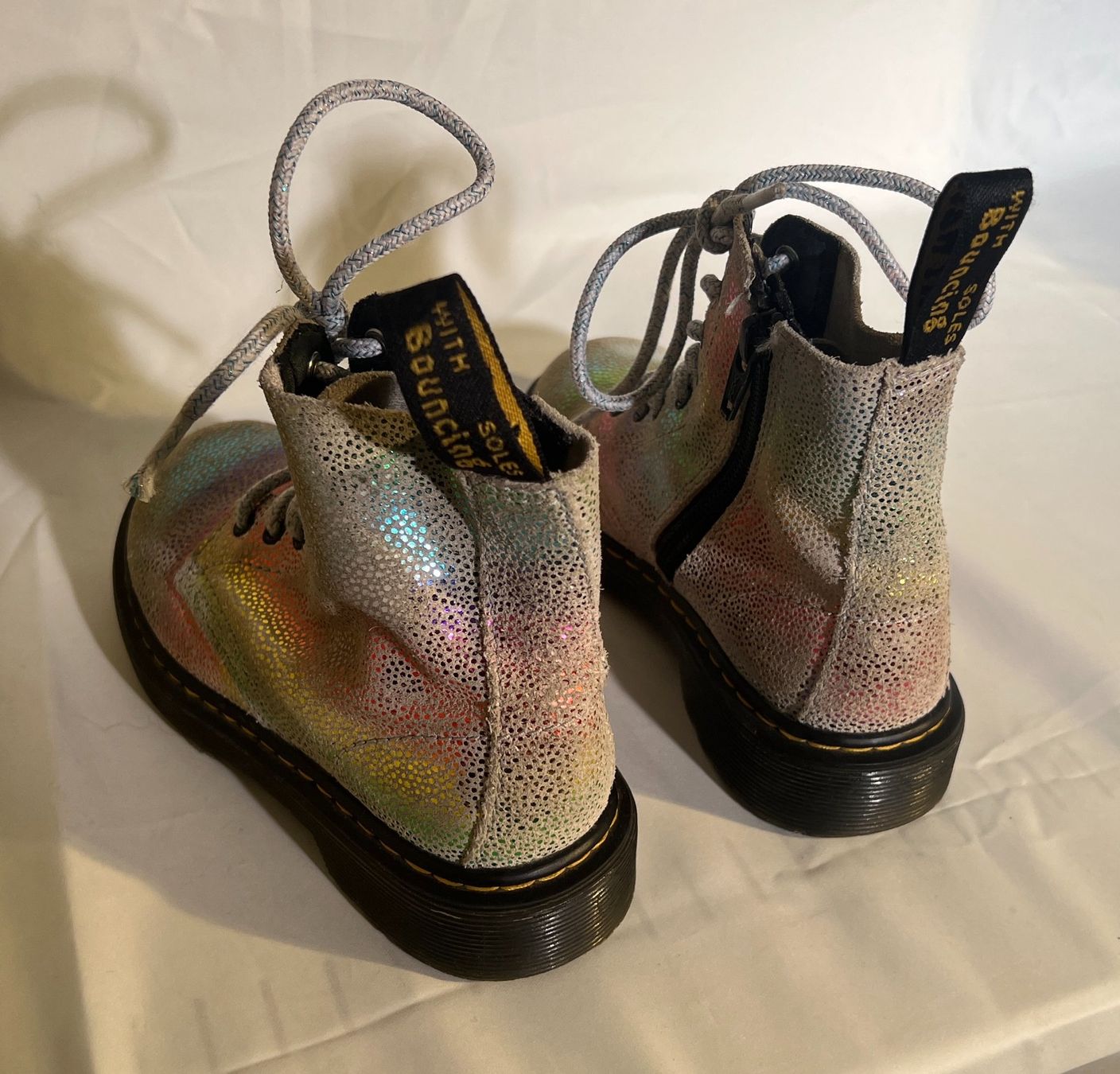 Dr. Martens Schuhe für Mädchen: Doc Martens Rainbow Gr. 29 – Gebraucht aus Zürich von Drahtzug 1