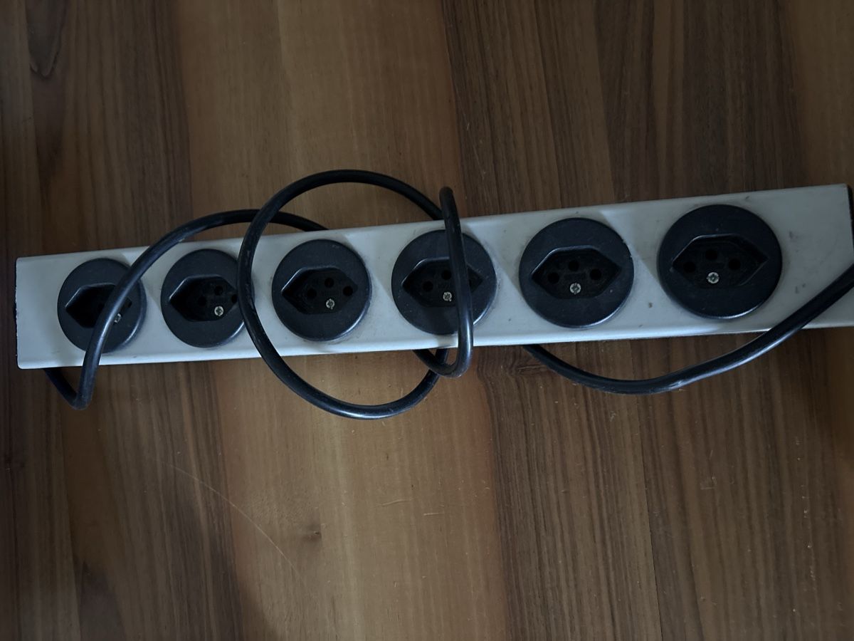 Stecker: Steckdosenleiste 5fach weiss gebraucht – Gebraucht aus st.gallen von Garagen_Verkauf