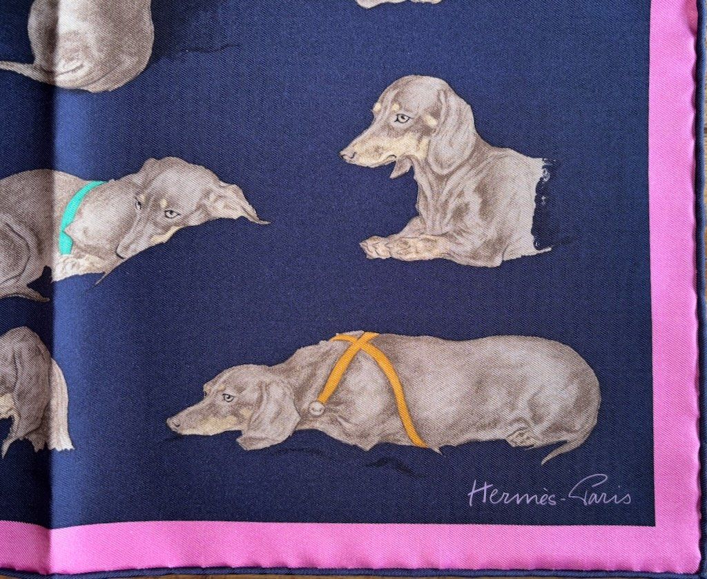 Hermès Foulards, Tücher & Schals: HERMES Gavroche Pochette "LES BASSETS", 2025 – Neu und originalverpackt aus Zürich von Libraco 2