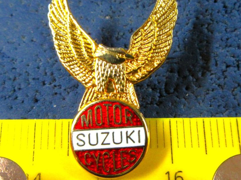 Placchette & Badge: SUZUKI MOTORRAD LOGO PIN EAGLE GOLDIG MIT SECURITY-CLIP – Usato da Ettingen venduto da Hausi4711 1