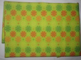 Baumwollstoff grün mit rot/grün/orangen Blüten Reststück!
