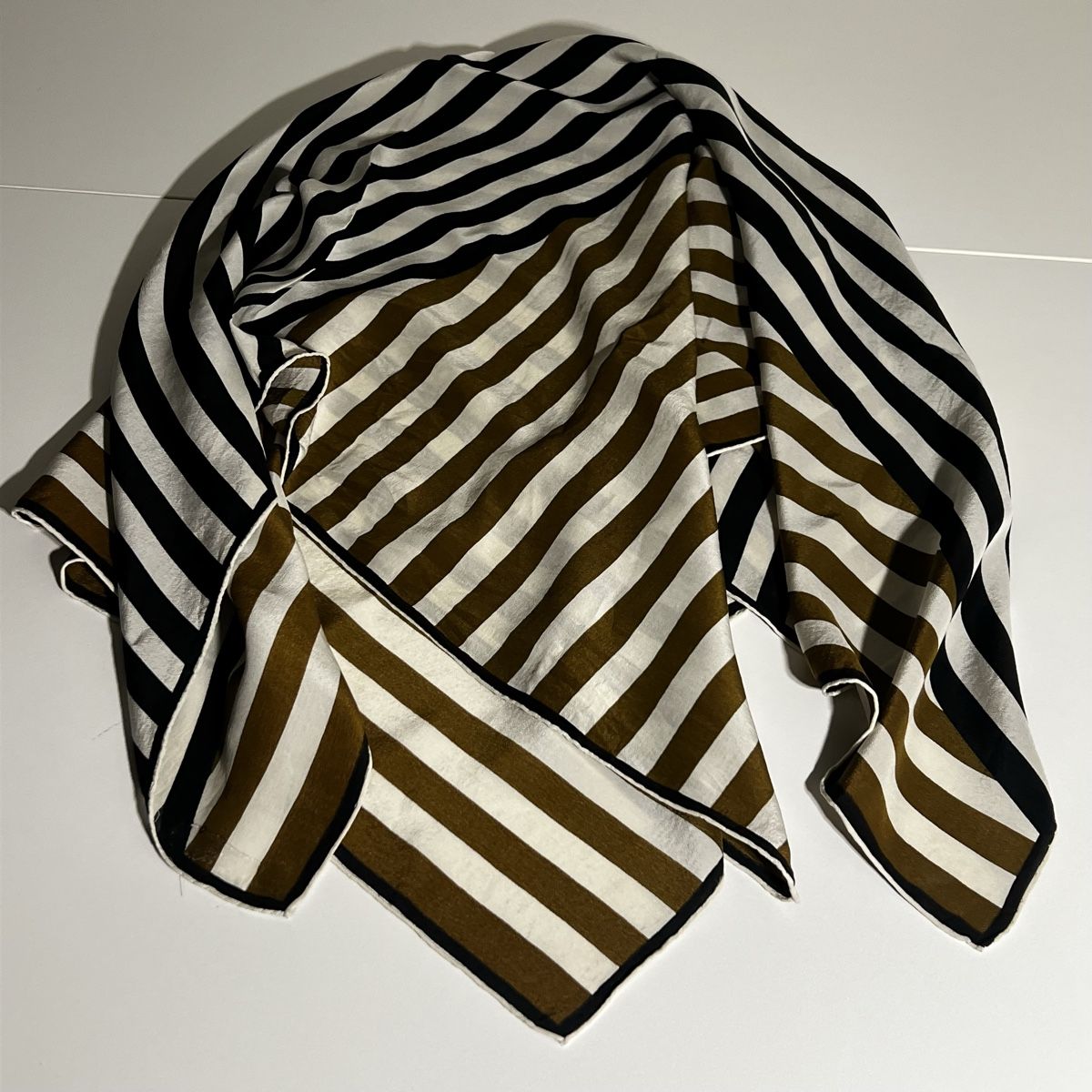 Foulards, Tücher & Schals: Foulard en soie – Gebraucht aus St-Pierre-Clages von ste_xk6p 3