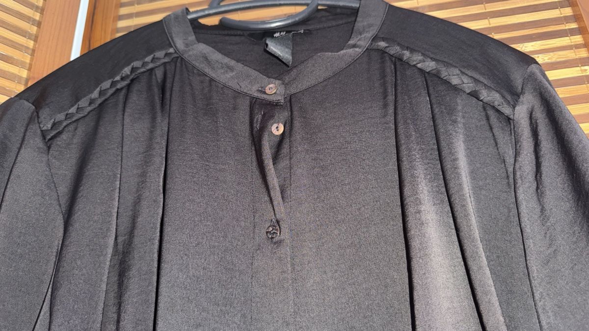 H&M Blusen: Schwarze Bluse H&M, 44 – Gebraucht aus Gümligen von morticiaaddams 2