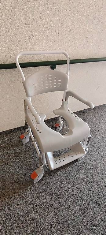 Chaises roulantes: Etac Clean Dusch- & Toilettenrollstuhl – D'occasion à Kloten par ste1934