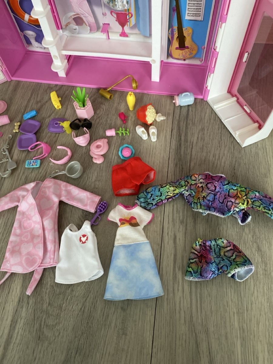 Casette per bambini: Barbie Closet with many accesories – Usato da Schlieren venduto da tug_568r 3