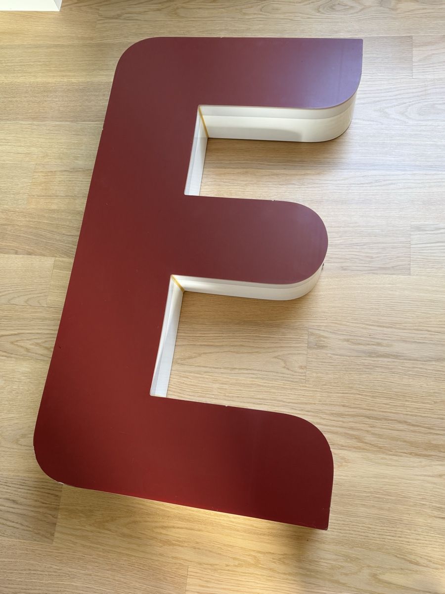 Tutte le decorazioni: Déco - Lettre "E" bordeaux / leuchtbuchstabe E – Usato da Boppelsen venduto da Xavierm 1