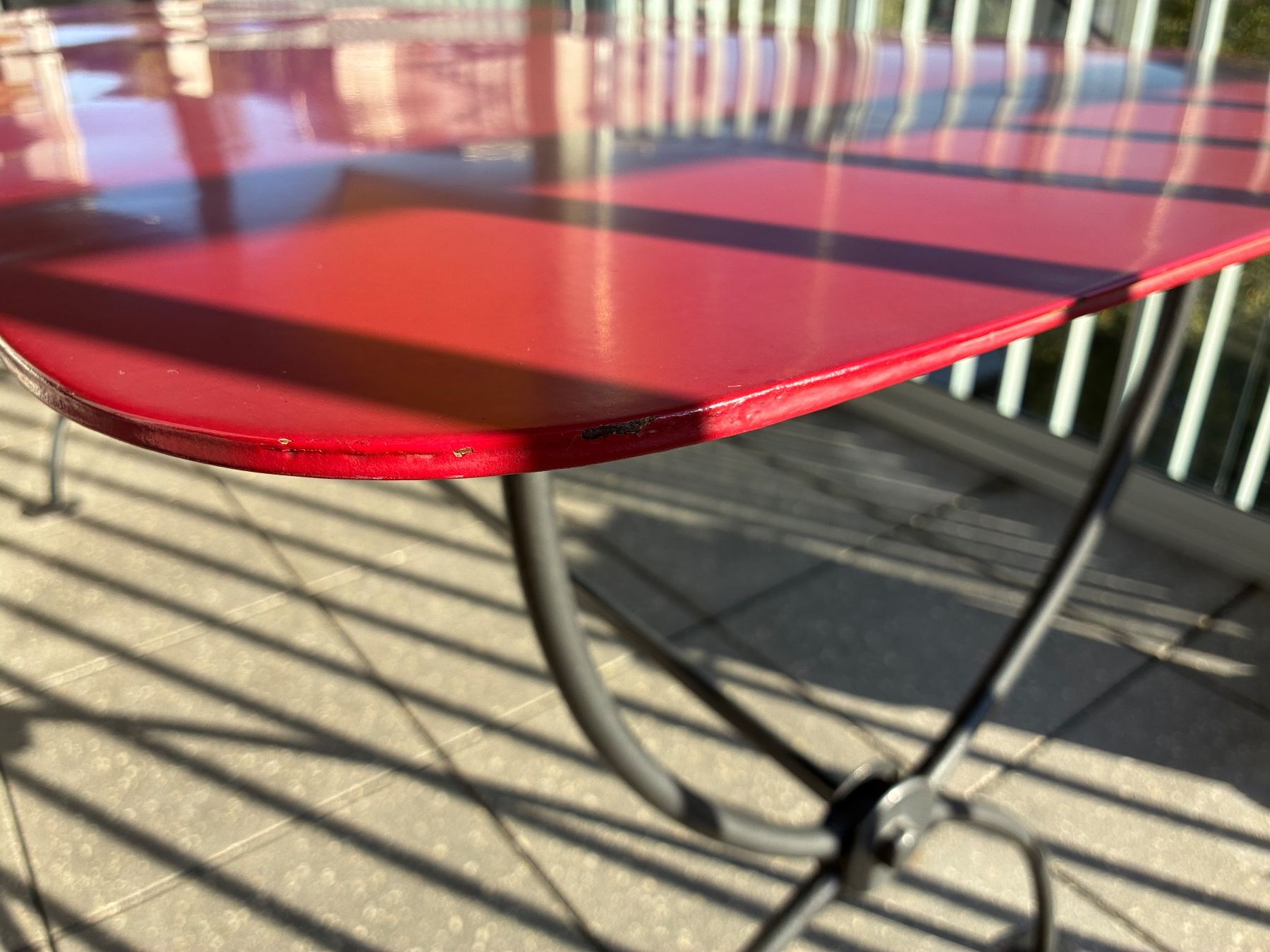 Tavoli: Metall-Gartentisch rot antik – Usato da Rapperswil SG venduto da raguletto87 2