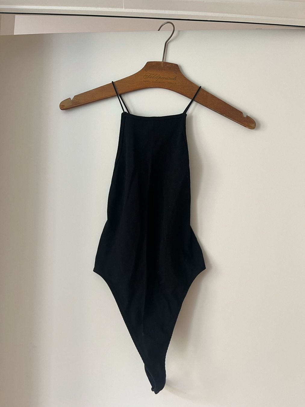 Top: Body mit Rückenausschnit – Usato da Zürich venduto da Staehli88