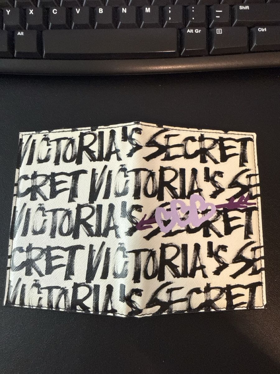Altro in  Abbigliamento & Accessori: Victoria's Secret Reisepasshülle – Nuovo (secondo la descrizione) da Dielsdorf venduto da Ale_Cop 2