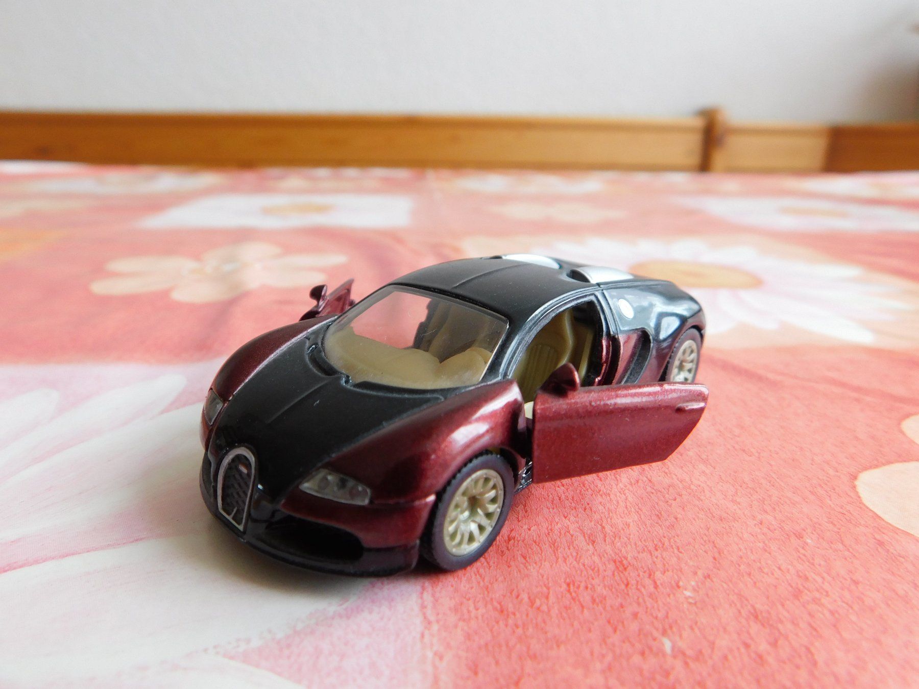 Siku Modellini d'auto: Siku Bugatti Veyron rot- schwarz – Nuovo (secondo la descrizione) da Strengelbach venduto da Wedi73 8