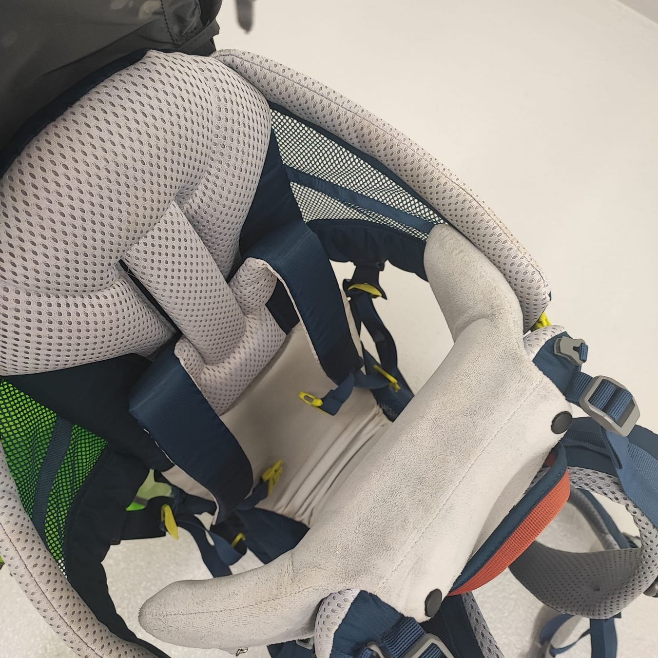 Deuter Zaini: Deuter Kid Comfort Active Rückentrage midnight – Usato da Muri AG venduto da mar_tv5p 2