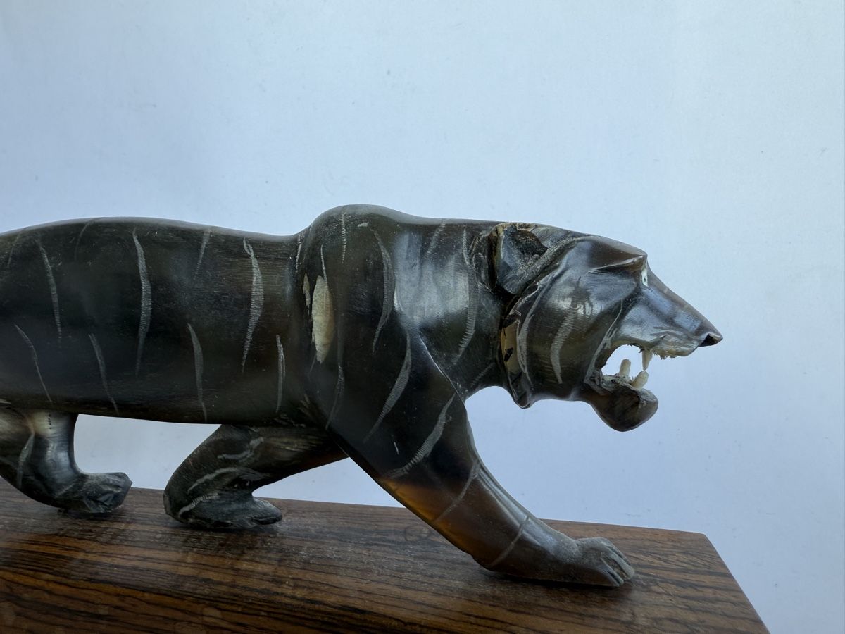 Sculture & Statue: Tiger aus Büffelhorn Indien – Usato da Zürich venduto da Geniuss 1