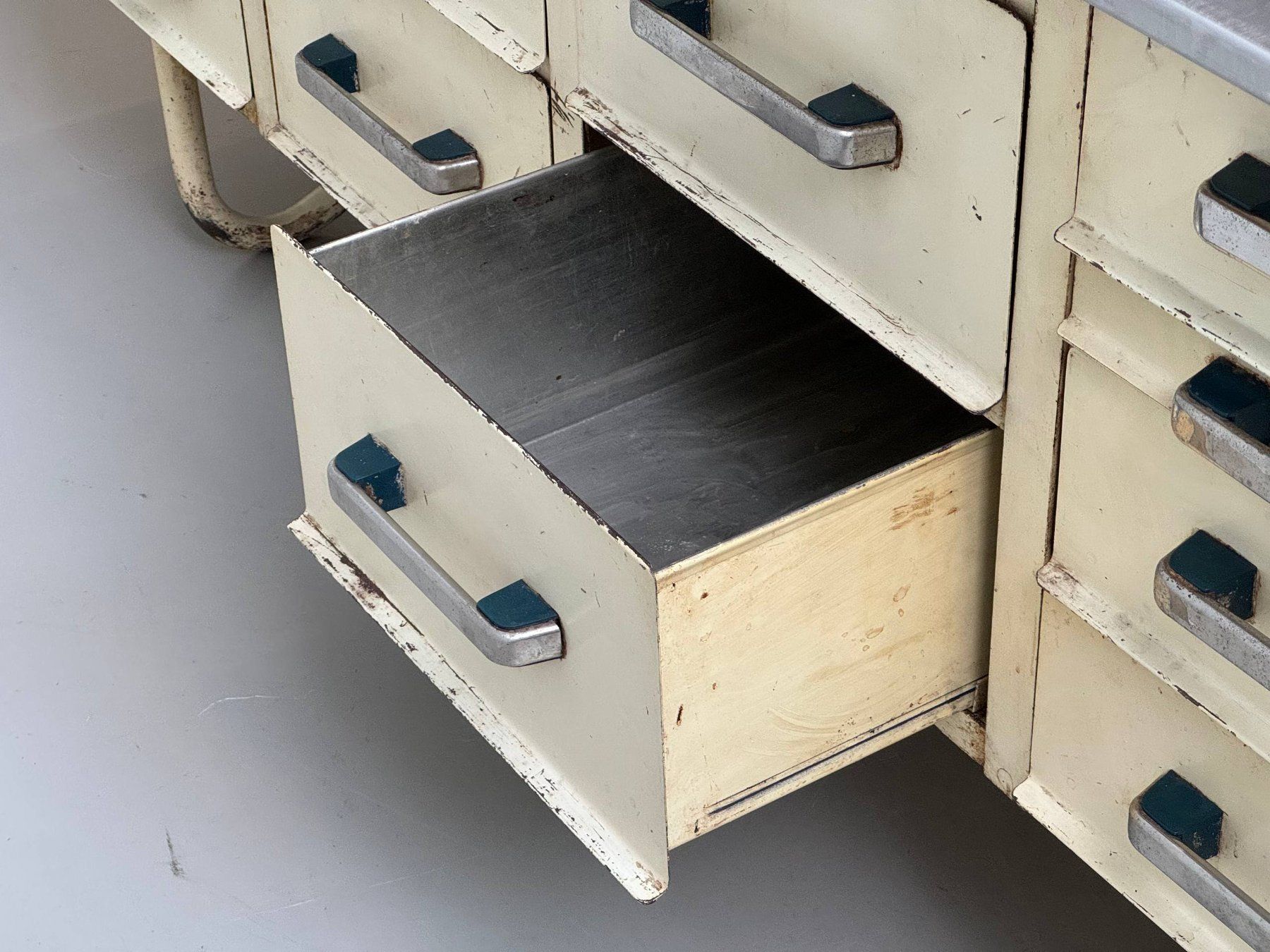 Kommoden: Industrie-Sideboard mit Edelstahlplatte, Ateliermöbel – Gebraucht aus Zürich von LeMoege 4