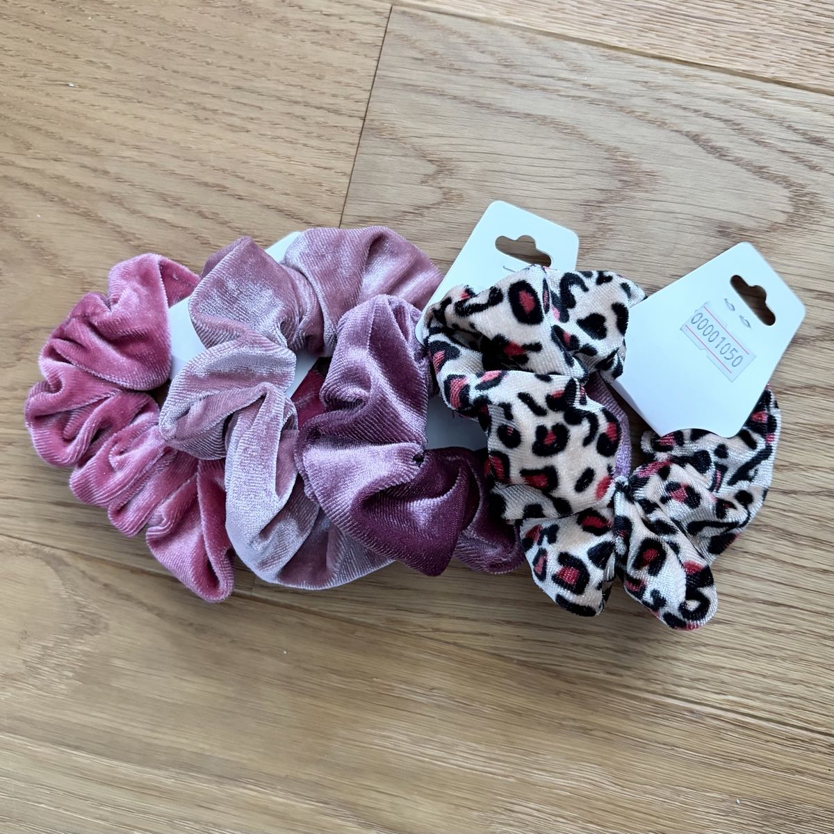 Accessori per capelli: 4 Scrunchies Haargummis Samt – Nuovo e nell'imballaggio originale da Hinwil venduto da crn139