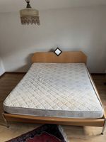 Bett mit Matratze und Lattenrost / 200x180cm