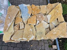 Natursteinplatten aus Süditalien vom Typ Pietra Albanese