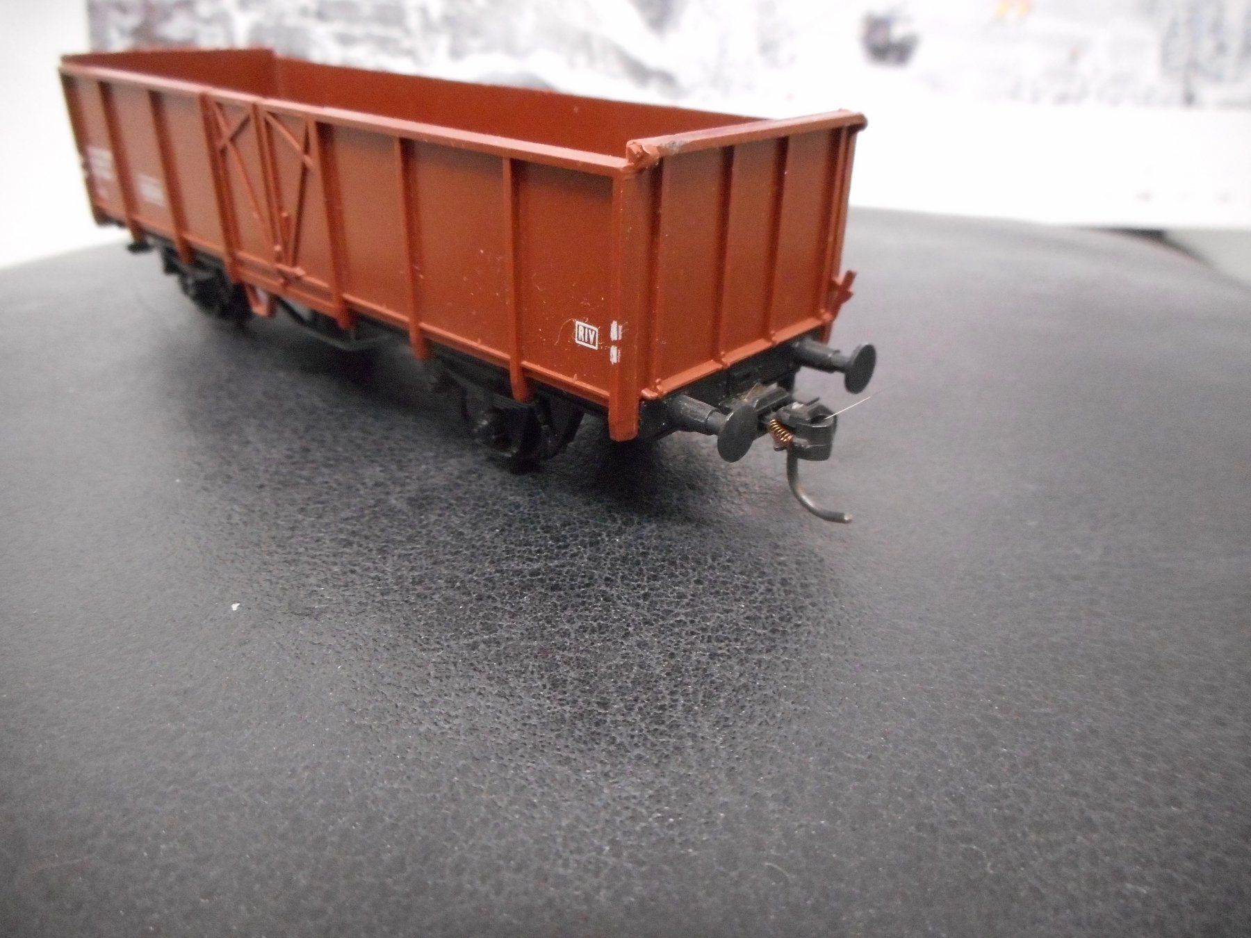 Liliput Modelleisenbahnen: Liliput Güterwagen mit Kadee-Kupplungen – Gebraucht aus Bretzwil von gbfluck