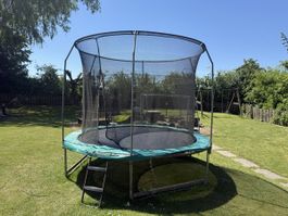 Grosses Gartentrampolin mit Netz, ideal für den Sommer!
