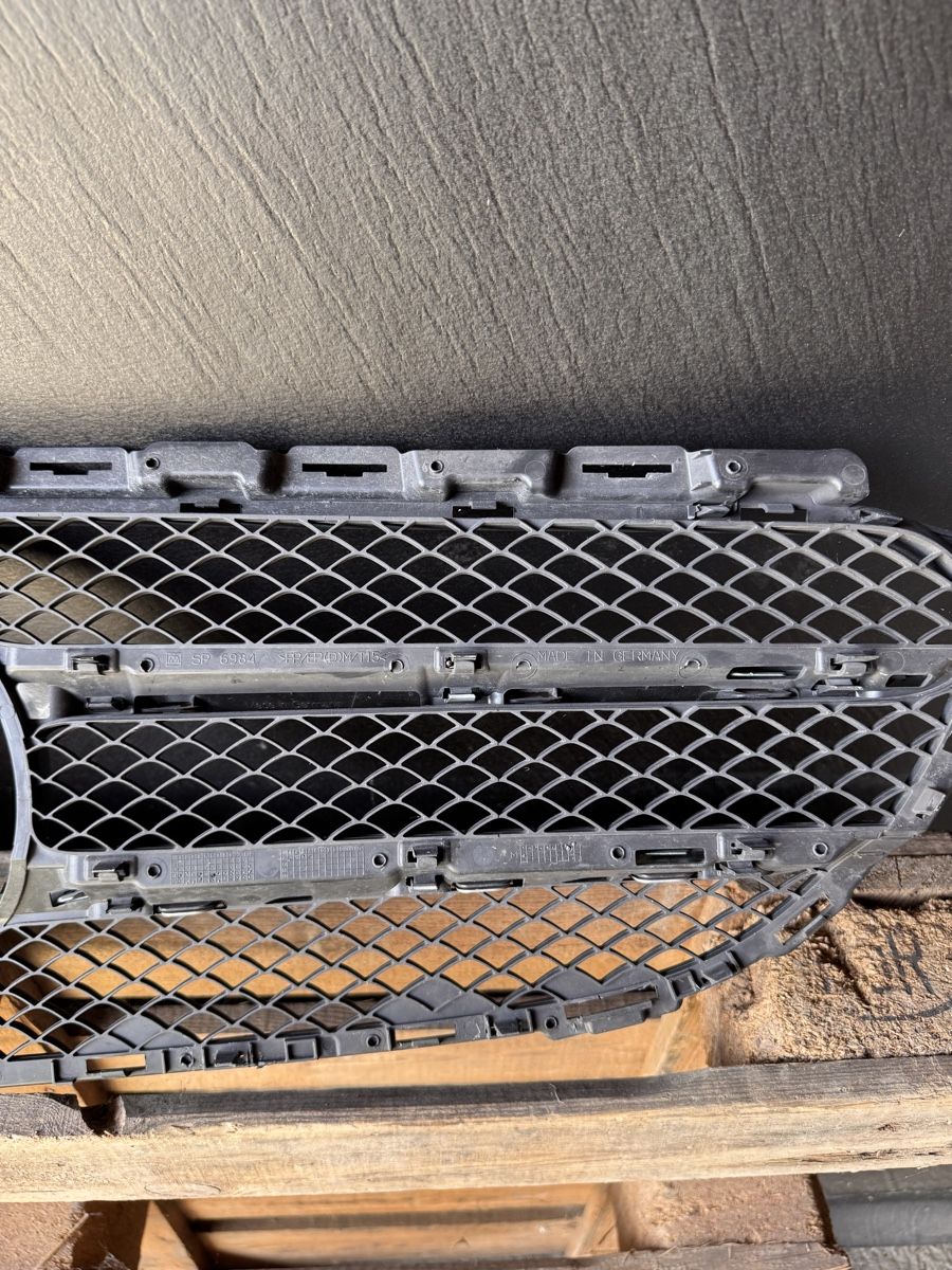 Mercedes-Benz Tutti pezzi di ricambio auto: Mercedes W205 Grill vorne – Usato da Flawil venduto da BmwLoverM3 5