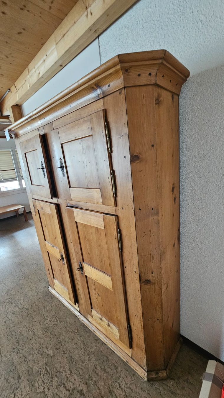 Armadi: Antiker Bauernschrank – Usato da Diessenhofen venduto da Osio