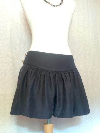 Schwarze Minishorts mit hoher Taille und goldenem Knopf