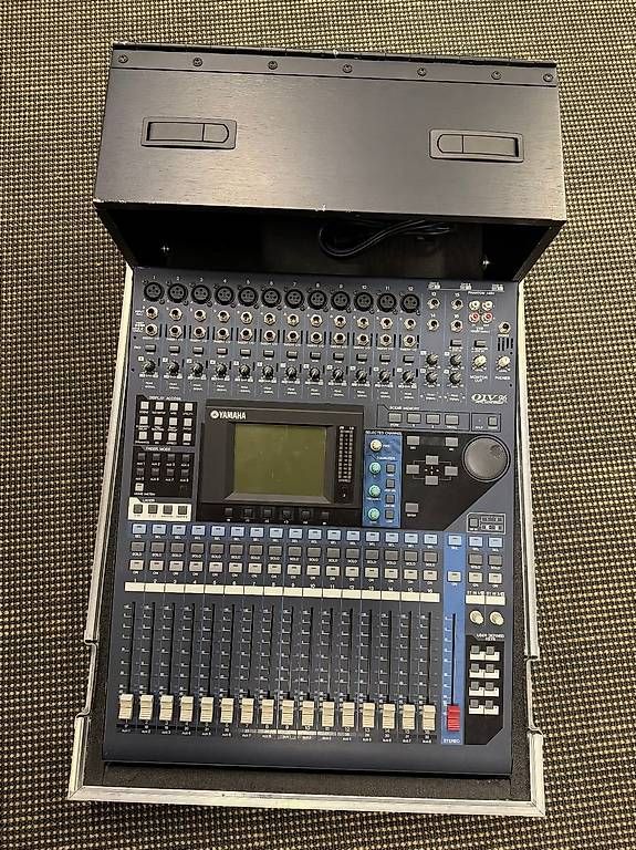 Yamaha Console di mixaggio: Yamaha 01V96 Digitaler Audiomixer im Flightcase – Usato da Dübendorf venduto da fabkub