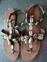 Sandales de plage Alaïa en python et coquillages cauris 38