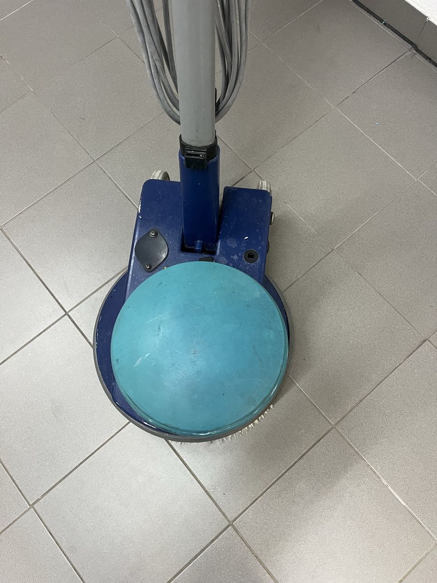 Wetrok Tutte le macchine: Wetrok Bodenmaschine – Usato da Neerach venduto da fuz_8d7l 1