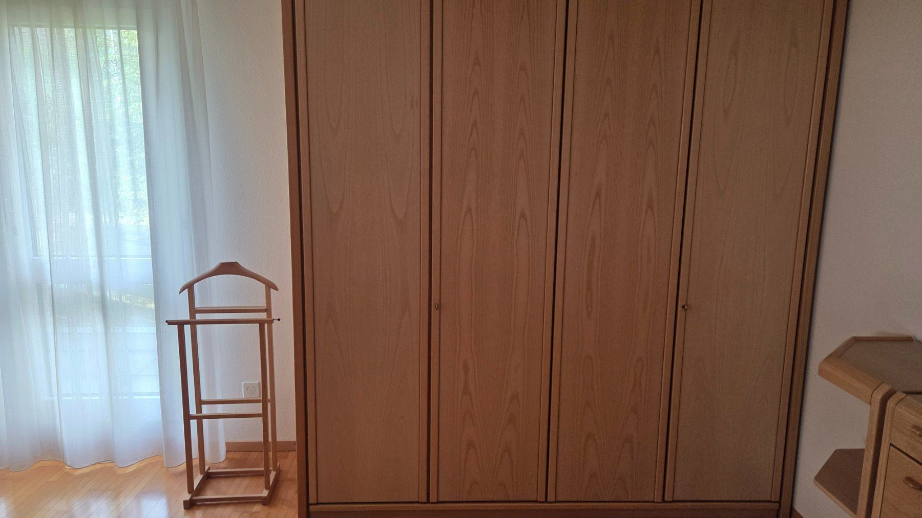 Schränke: Kleiderschrank 4 Türen helles Holz – Gebraucht aus Wegenstetten von nahtwahtori