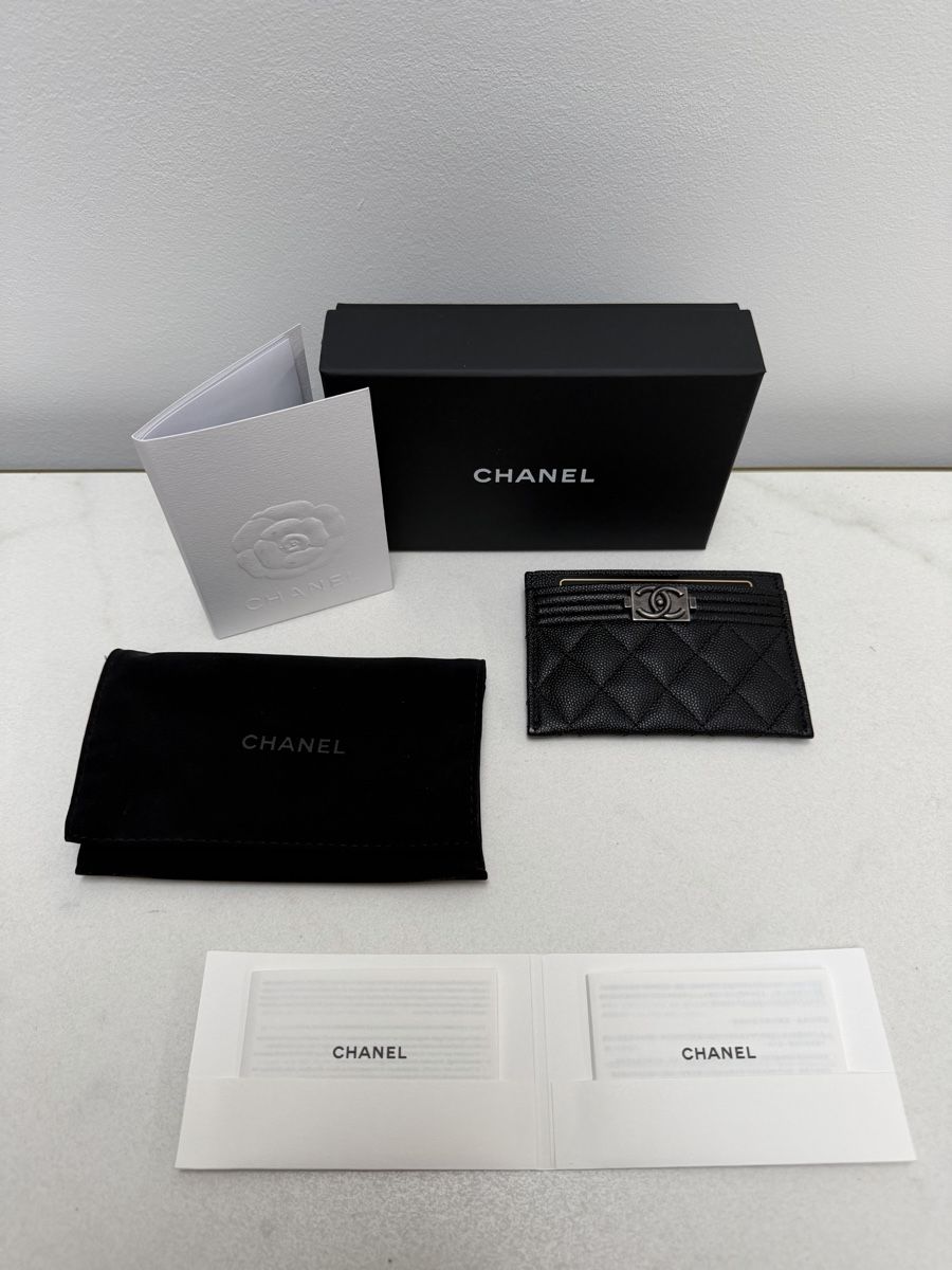 Chanel Portamonete: Chanel Boy cardholder  – Nuovo e nell'imballaggio originale da Vacallo venduto da kellyyy
