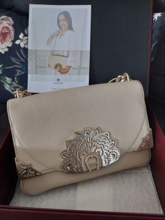 Neu* Aigner Tasche DIADORA LUCIDA ink. Logo Strap