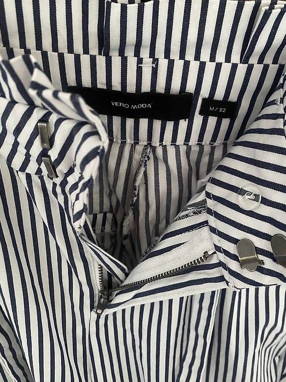 Vero Moda Pantaloni: Stoffhose Vero Moda M weiss-blau gestreift – Nuovo (secondo la descrizione) da Bärau venduto da JeJeG 1