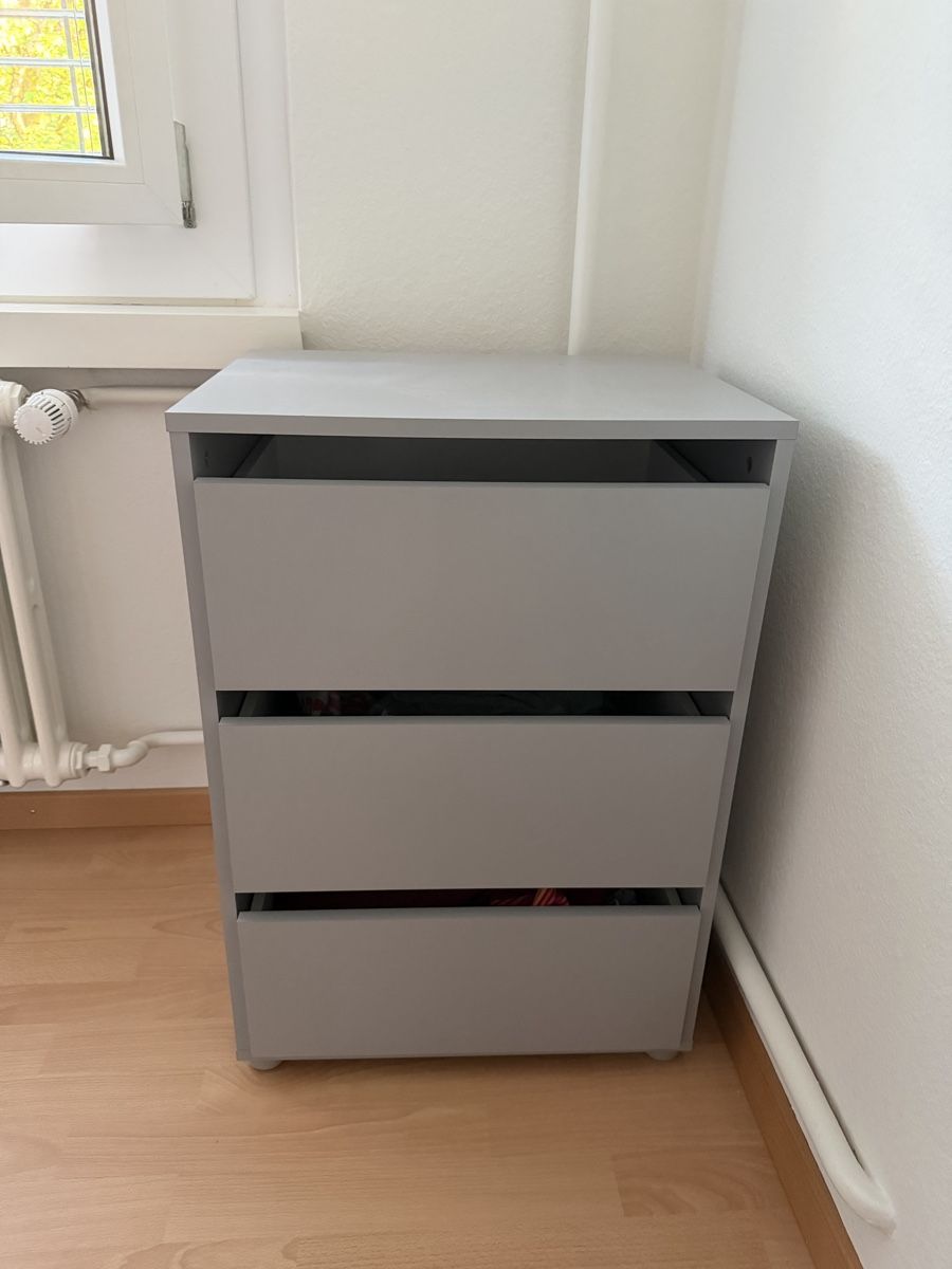 Cassettiere: Graue Kommode mit 3 Schubladen Neu – Nuovo (secondo la descrizione) da Richterswil venduto da nufian005