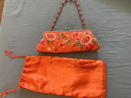 Abendtasche Orange bestickt mit Perlen Schild Marke