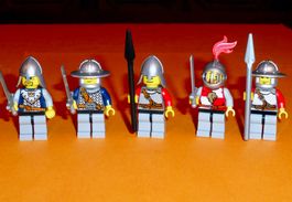 Lego Ritter/ 2 Crown- und 3 Lion Knight Minifiguren + Waffen