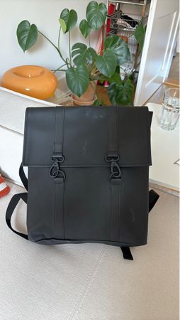 Schwarzer Rains Rucksack - Perfekt für den Herbst!