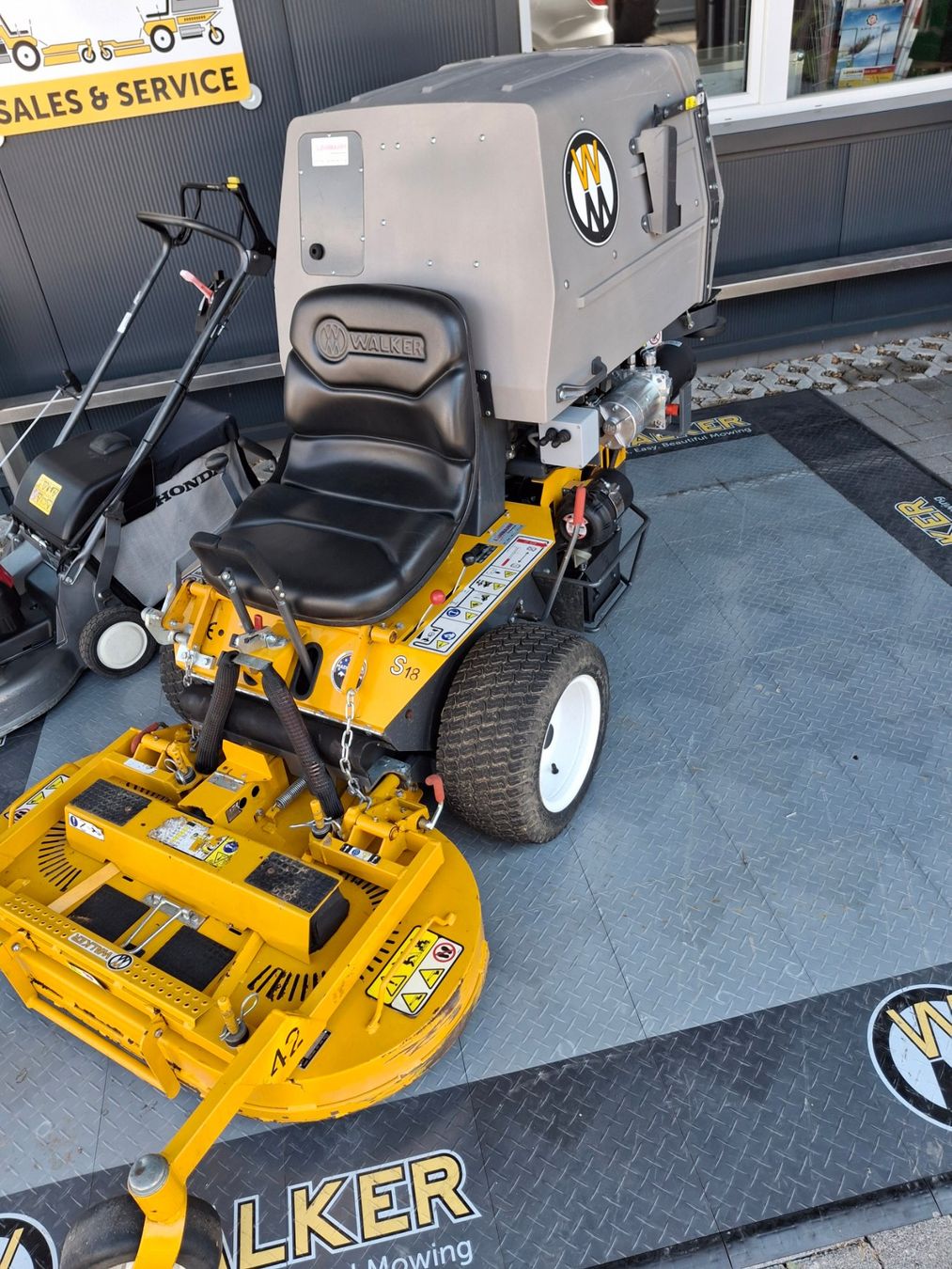 Rasenmäher: S18 Walker Frontmäher – Gebraucht aus Sutz von Shop_LehmannGT 2