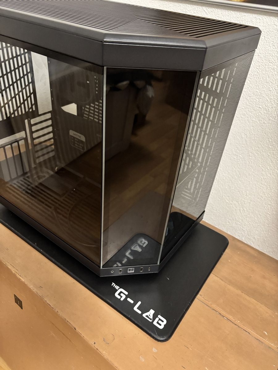 Boîtiers: Hyte Y70 Infinite Touch Gehäuse mit defektem Riser Kabel – Défectueux à Luzern par Armastra 1