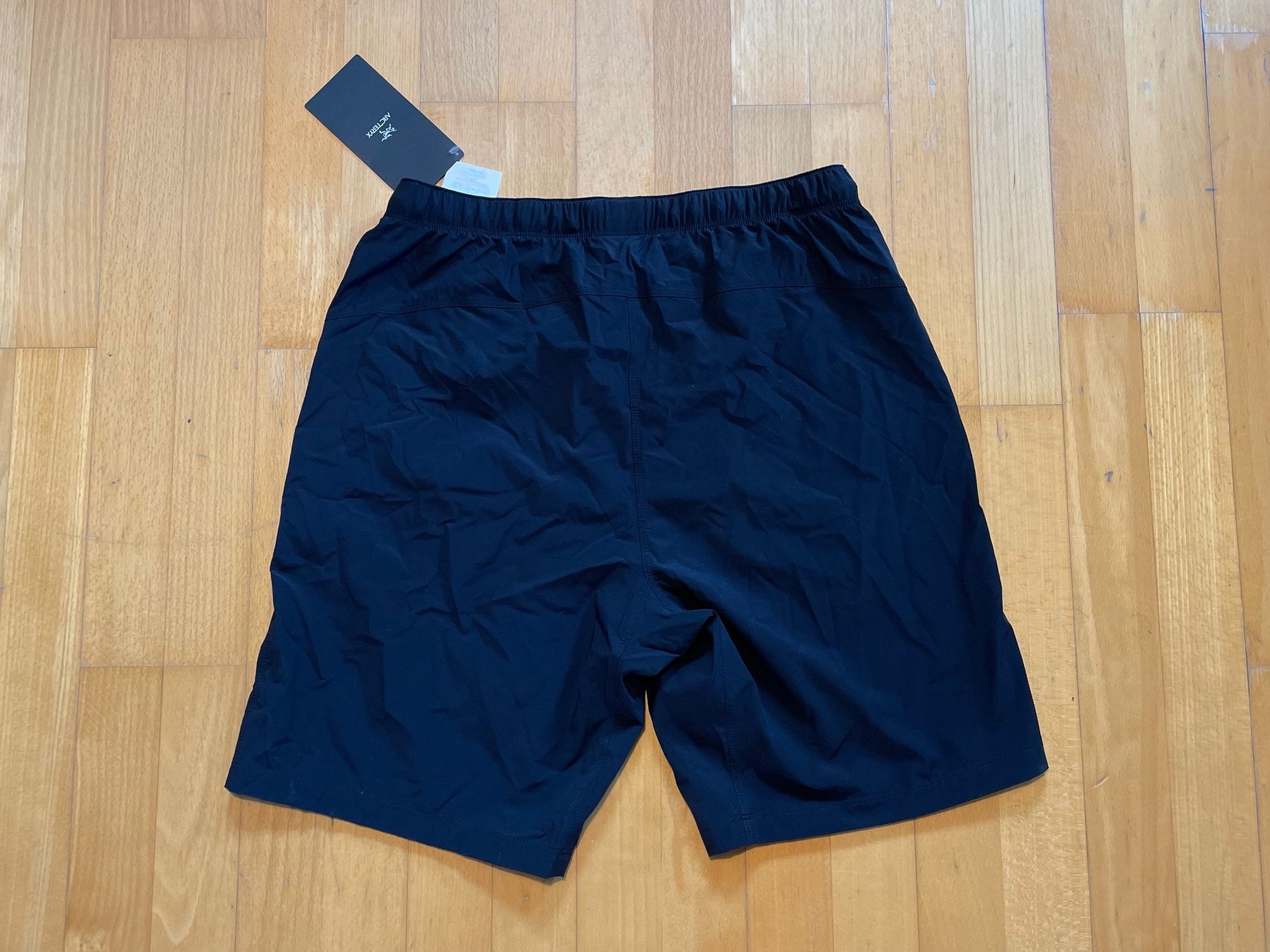 Arcteryx Pantaloni: Arc'teryx Short Incendo Sz S New – Nuovo e nell'imballaggio originale da Zürich venduto da le_souk 1