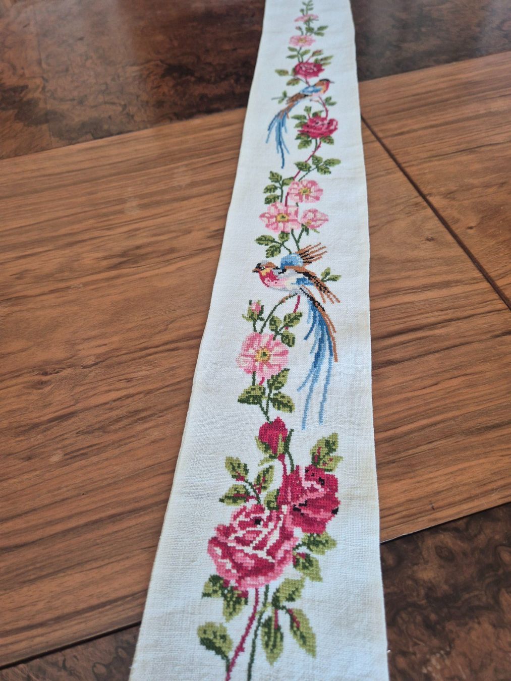 Tutte le decorazioni: Handgestickte Tischläufer, Rosen und Vogelmuster – Usato da Bern venduto da aronari