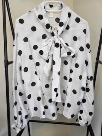 Chemisier H&M à pois noirs et blancs, taille 44 ✨