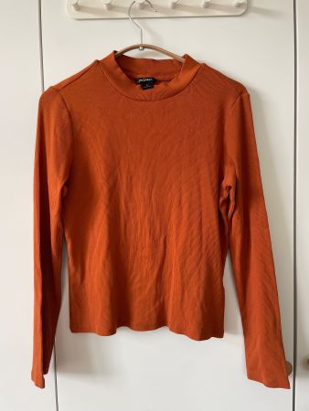 MONKI Geripptes Langarmshirt / Mock Neck Top – Gr. M (Rost)
