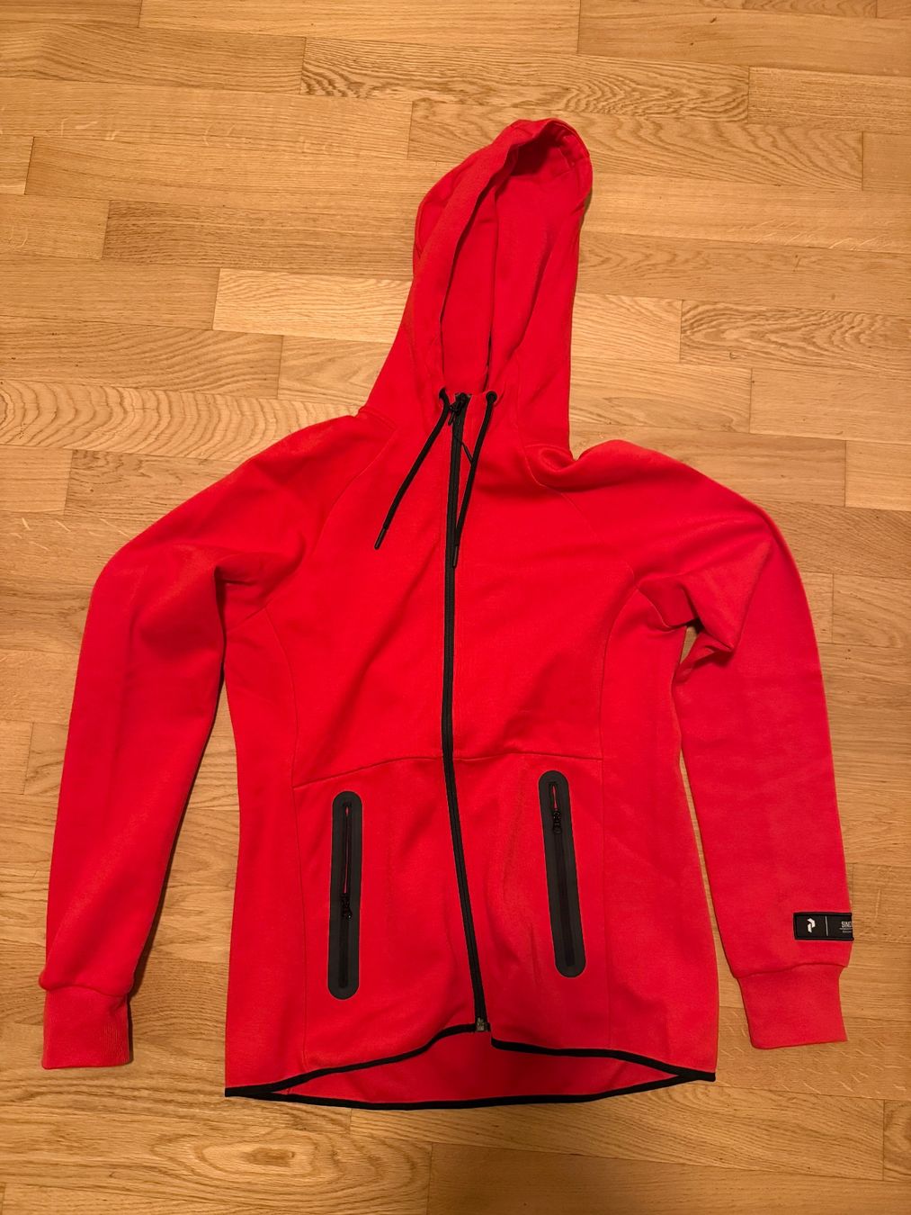 Peak Performance Jacken: Peak Performance W Tech Kapuzenjacke rot L – Neu (gemäss Beschreibung) aus Zürich von ChrWal
