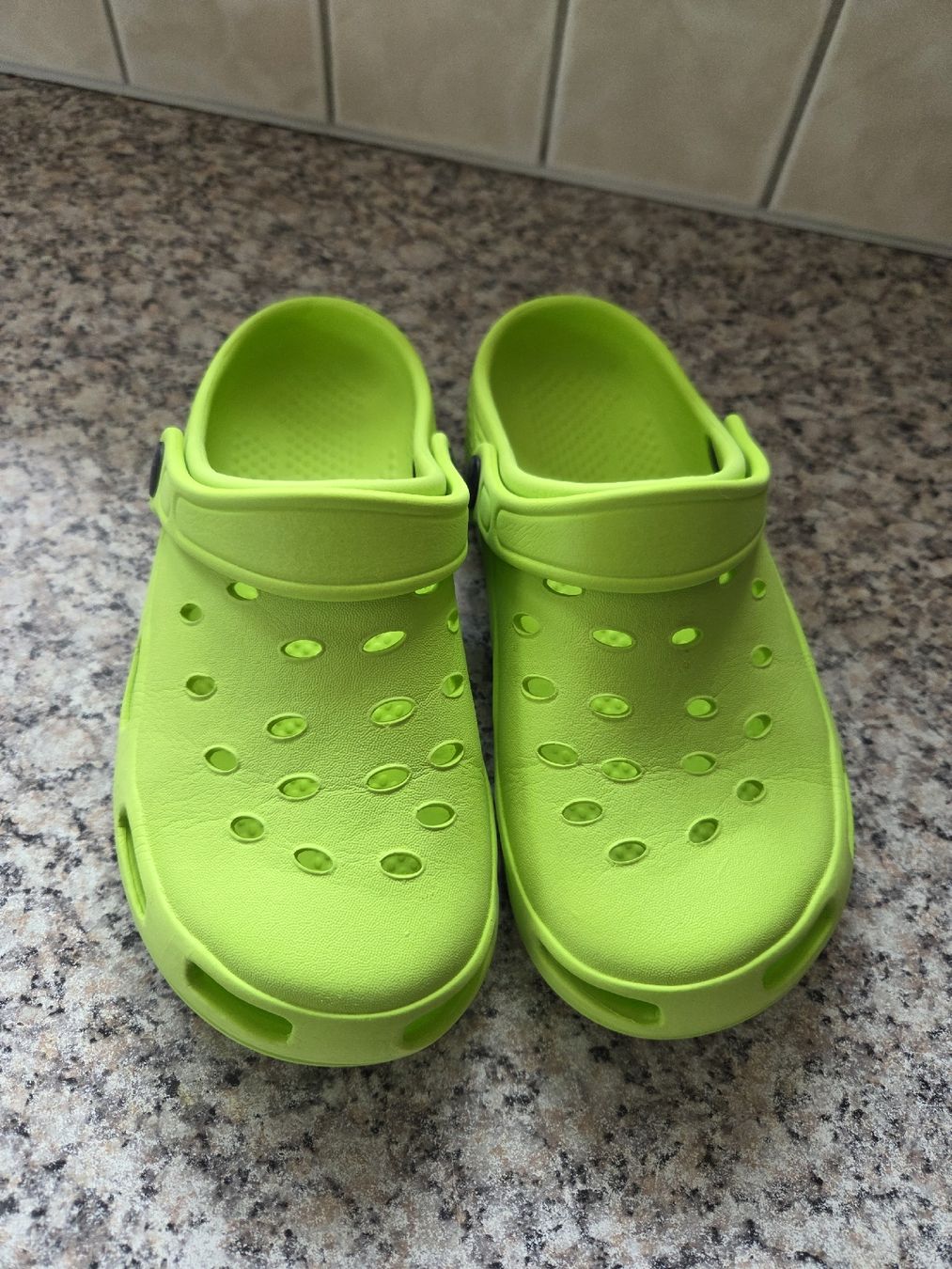 Scarpe per ragazzi: Lime-grüni Clogs Gr. 33 Sommerliche Schuhe – Usato da Flurlingen venduto da Ferrari14