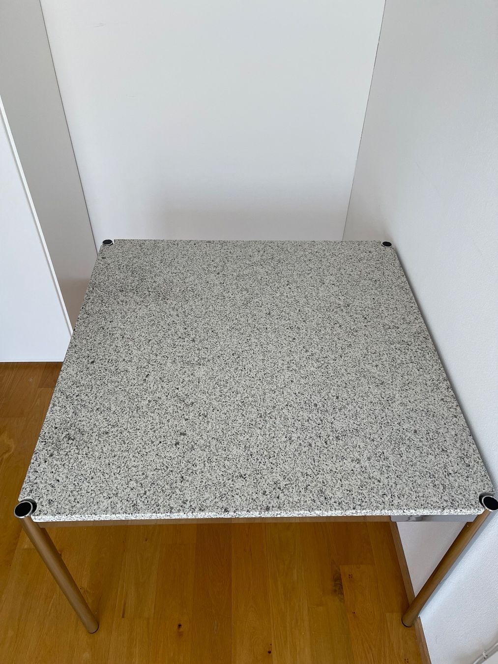 USM Tavoli: USM Haller Granittisch 100x100x74cm – Usato da Lufingen venduto da Mark7777 6