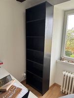 Schwarzes Regal im guten Zustand