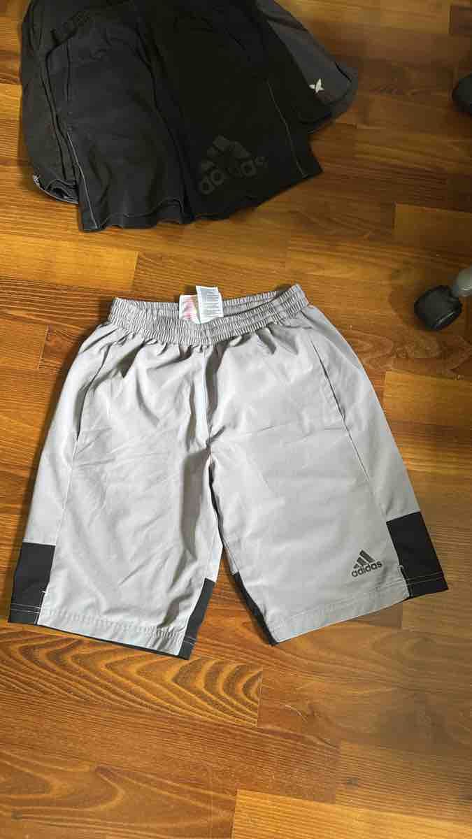 Adidas Pantaloni: Adidas Shorts grau schwarz – Usato da Rüschlikon venduto da norber44