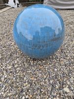 Schöne Keramikkugel hellblau mit Streifenbrand 26 cm