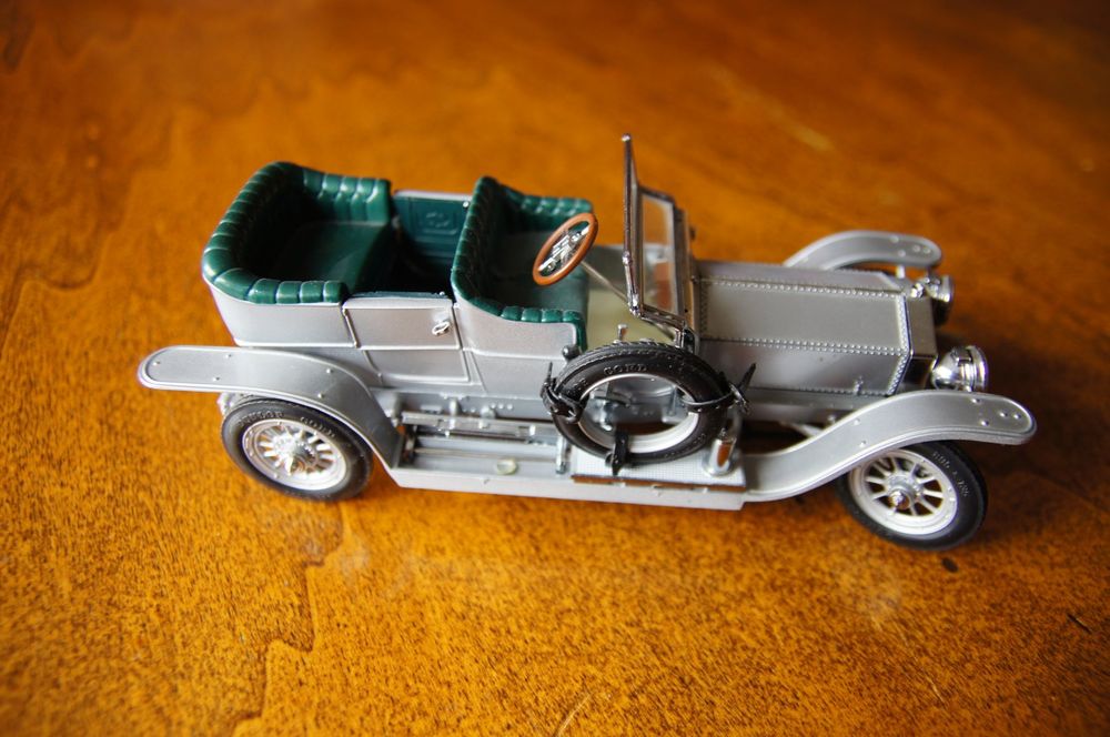 A 1986 Franklin Mint Precision Models 1907 Rolls Royce The Silver Ghost model car. 20cm